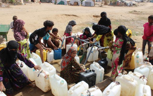 Punto de distribución de agua construido por Oxfam en el campo de desplazados de Al-Manjorah , en el distrito de Bani Hassan, Yemen. Foto: Moayed Al.Shaibani/Oxfam 