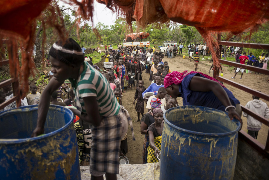 Hot meals being distributed at Imvepi Refugee Settlement, Uganda. Photo: Kieran Doherty/Oxfam