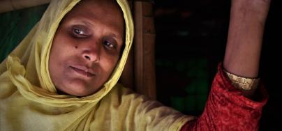 Ayesha, réfugiée Rohingya, avec ses filles à l’intérieur de son abri dans le camp de Cox's Bazar, au Bangladesh. Crédit : Maruf Hasan/Oxfam