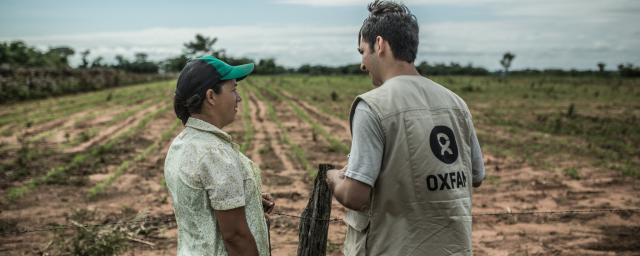 David Ayala (Oxfam staff) talks with Julia Leguizacmón, who is a member of the SAN PEDRO II cooperative, Paraguay.  Credit: Pablo Tosco/Oxfam