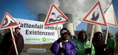 Témoins des effets du changement climatique en Afrique du Sud, au Nigeria et en Papouasie-Nouvelle-Guinée protestent devant une centrale électrique au charbon en Allemagne.