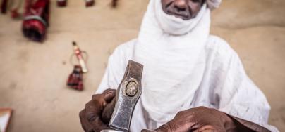 A member of an arts and crafts group in the Bermo region in Niger. Photo: Tom Saater/Oxfam 