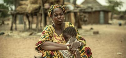 Fatoumata vit au Burkina Faso. Elle est éleveuse productrice de lait. Elle fait 20 kilomètres par jour pour vendre son lait et celui des familles de sa communauté. Photo : Pablo Tasco/Oxfam