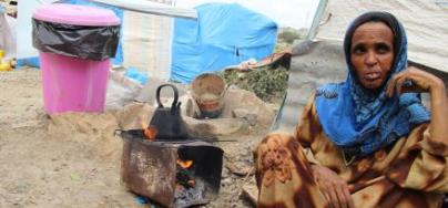 Une femme prépare du thé dans un camp pour déplacés au Yémen. Avec le pain, c'est à présent tout ce qui constitue le régime alimentaire pour des millions de Yéménites. Photo: Hind Aleryani/Oxfam