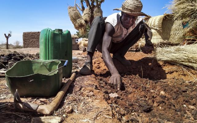 “My harvests are decreasing, and I can no longer feed my family all year round”, explains Inoussa, a local farmer