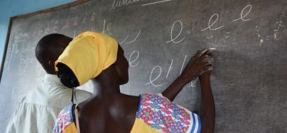  Une femme victime de violences apprent à écrire la lettre « e » pendant une séance d’alphabétisation au Foyer féminin de Bria, en République centrafricaine. Photo : Aurélie Godet/Oxfam