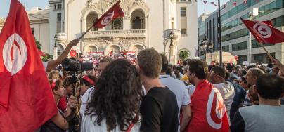 Les tunisien.ne.s attendent de la part des pouvoirs publics de nouvelles orientations politiques permettant de répondre à l’idéal de justice sociale auquel ils aspirent.