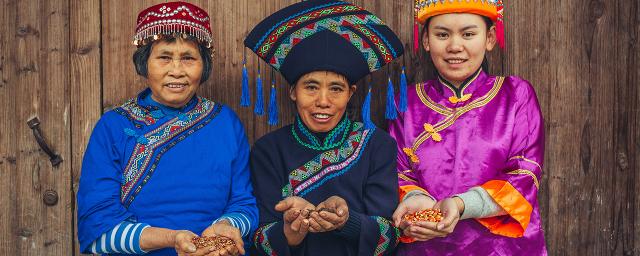 Members of Mashan Rongyan Farmers’ Cooperative proudly showing their seeds during the pandemic, Yunnan, China.