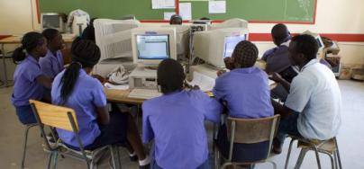 Une classe d'informatique à l'école Oneputa, au nord de la Namibie. Le gouvernement namibien est engagé à réduire les inégalités et l'enseignement secondaire est gratuit pour tous les étudiants. Photo: John Hogg / Banque mondiale