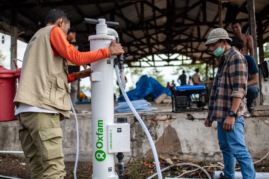 Instalación de sistemas SkyHydrant para la purificación de agua que transforman el agua subterránea en agua potable sin necesidad de electricidad ni químicos. Foto: Hariandi Hafid/Oxfam