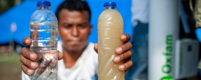 Oxfam is delivering portable water purification systems to earthquake affected areas in Sulawesi. This equipement called SkyHydrant, allow people to safely drink the local water. Photo: Hariandi Hafid/Oxfam