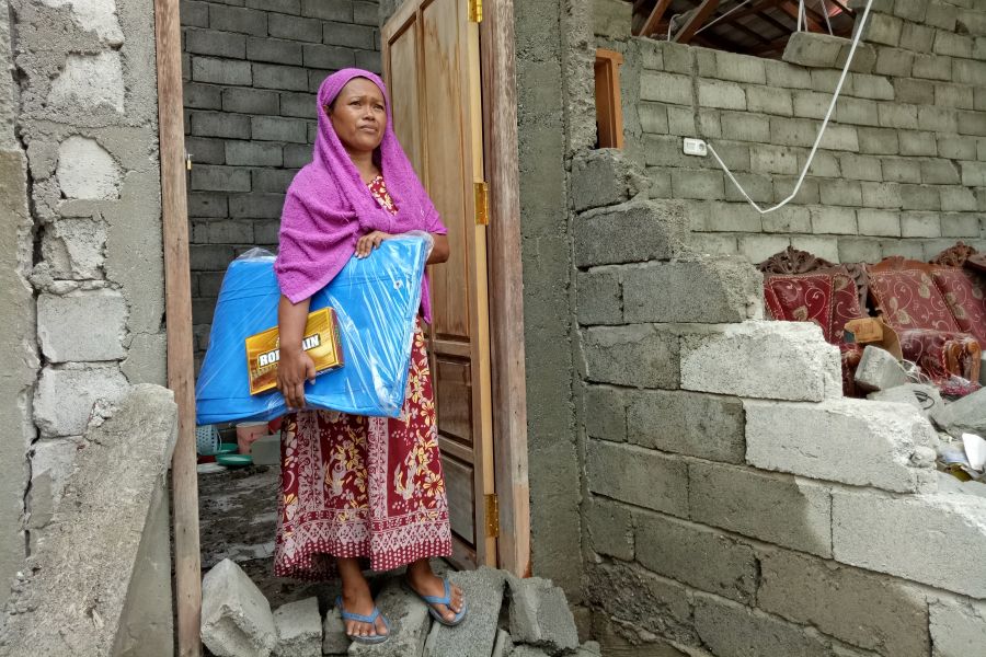 Mas'ad delante de su casa derrumbada cerca de la ciudad de Palu, azotada por el terremoto. Ella ha recibido un refugio de emergencia de Oxfam. Foto: Irwan Firdaus/Oxfam