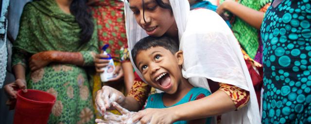 Onima conducts a hygiene promotion class with adolescent girls in a community center in 36 Bari Colony, a slum in Mymensingh (Bangladesh). Credit: Tom Pietrasik/Oxfam