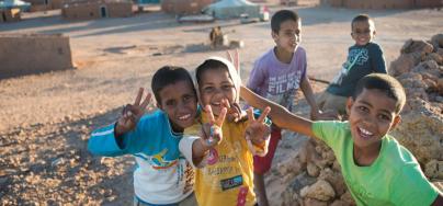 Jeux d’enfants au coucher du soleil dans le camp de réfugiés d’Aousserd, au Sud-Ouest de l’Algérie (2015). ©Tineke D’Haese/Oxfam