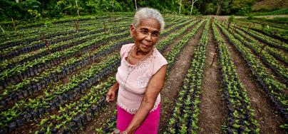 Impulsar la igualdad de género en la tenencia de tierras empoderaría a las mujeres y les proporcionaría una mayor influencia en la toma de decisiones relativas al uso de la tierra. En la imagen: Luz Evelia Godines Solano, productora de café de Nicaragua.