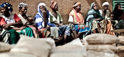 Groupe de femmes durant une distribution alimentaire dans la communauté de Konean, au Burkina Faso. Photo : Pablo Tosco/Oxfam