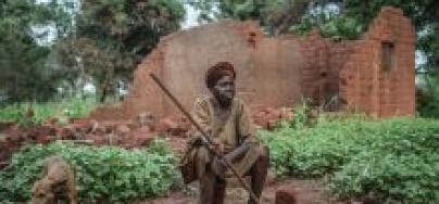 A woman in Bria sitting in front of her house, which has been destroyed by the attacks of armed groups - Pablo Tosco/Oxfam