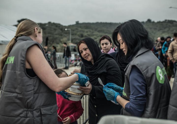 A group of Oxfam volunteers delivers food to migrants and refugees arriving in Lesbos, Greece. Credit: Pablo Tosco/Oxfam