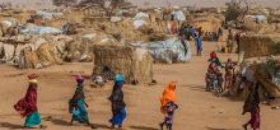 Un groupe de femmes marchant dans le camp pour réfugiés et déplacés d'Assaga, dans la région de Diffa, au Niger.