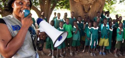 Oxfam Public Health officer Patricia Philip addresses the students of the Primary Complex School in Gondokoro island, South Sudan, as part of the awareness campaign to prevent cholera and inform about good hygienic practices.