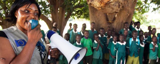 Oxfam Public Health officer Patricia Philip addresses the students of the Primary Complex School in Gondokoro island, South Sudan, as part of the awareness campaign to prevent cholera and inform about good hygienic practices.