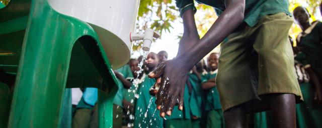 Students of the Primary Complex School in Gondokoro island, South Sudan, attend an awareness event organised by Oxfam to prevent cholera and inform about good hygienic practices.