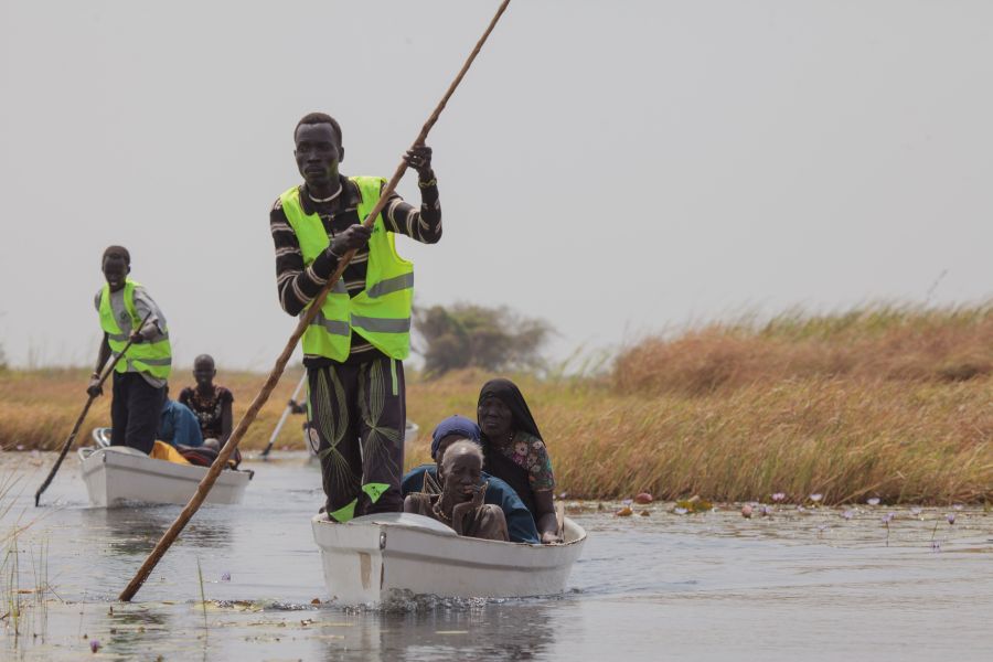 Las canoas de Oxfam transportaban a personas vulnerables que no podían llegar por su cuenta al continente para el registro de alimentos del PMA. De archivo: Bruno Bierrenbach / Oxfam