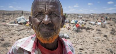 Mahmoud Geedi Ciroobay (en la imagen de arriba) es de Kalsheikh, que se encuentra a 60 km de la zona próxima a Garadag donde se han asentado las comunidades pastoralistas.