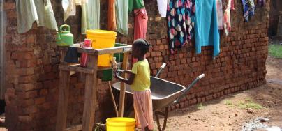 Una niña lavandose las manos en un grifo instalado por Oxfam, Wau, Cathedral Camp. Crédito: Tim Bierley / Oxfam