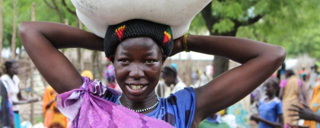 Ruth, recently arrived in Akobo after conflict came to her town, is one of the 10,000 internally displaced people to receive food from an Oxfam distribution. Photo: Tim Bierley/Oxfam