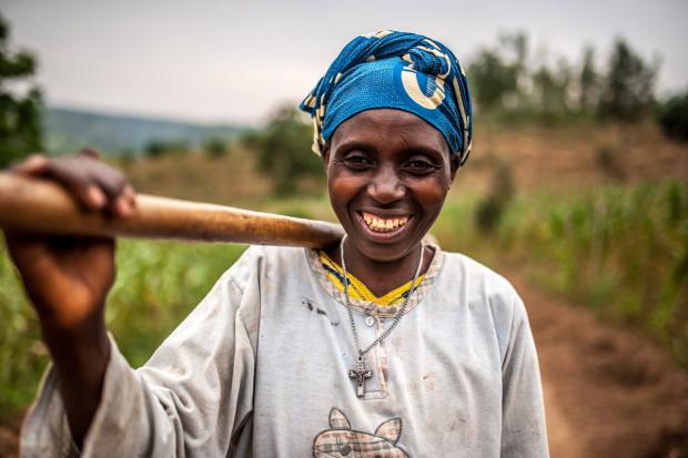 Valerie Mukangerero camina hacia su granja de piñas en el pueblo de Rwamurema, al este de Ruanda. Crédito: Aurelie Marrier d'Unienville / Oxfam