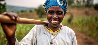 Valerie Mukangerero camina hacia su granja de piñas en el pueblo de Rwamurema, al este de Ruanda. Crédito: Aurelie Marrier d'Unienville / Oxfam