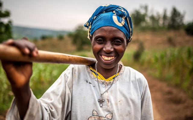 Valerie Mukangerero walks to her pineapple farm in Rwamurema village, eastern Rwanda. Credit: Aurelie Marrier d'Unienville/Oxfam