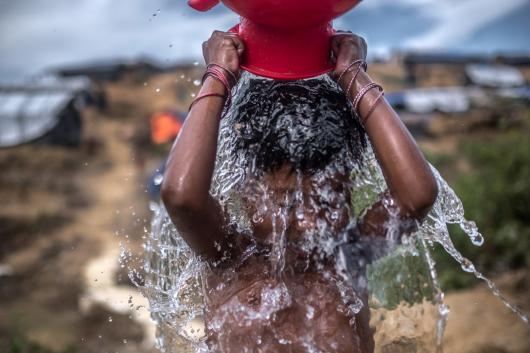 Sofía se lavandose con una bomba instalada por Oxfam