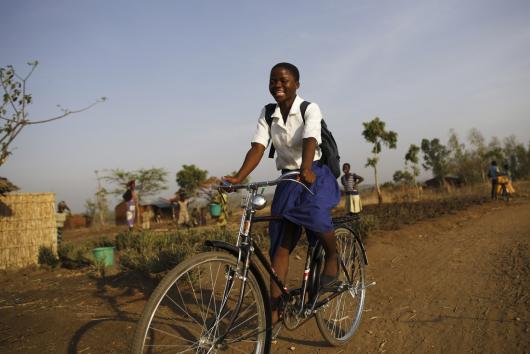 Grace * es una de las 30 niñas en el sur de Malawi que recibieron bicicletas de Oxfam para poder ir a la escuela y continuar su educación. Antes de recibir su bicicleta tardaba más de dos horas en llegar andando, 15 km hasta a la escuela. Crédito: Corinna Kern / Oxfam