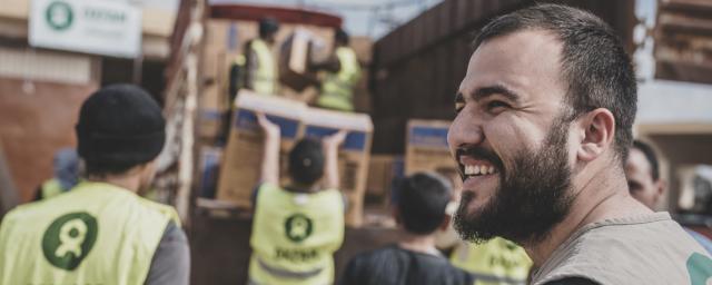 Mivan Mahmood, de Oxfam, supervisa una distribución junto con el equipo humanitario de país en una zona rural de Damasco, en Iraq. Foto: Tegid Cartwright/Oxfam