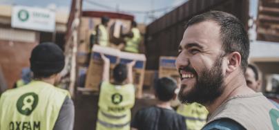 Oxfam's Mivan Mahmood oversees a distribution with the Country Humanitarian team in Iraq. The team have distributed inter kits to thousands of families in hard to reach areas in North western Iraq as they return home after ISIS. Credit: Tegid Cartwright/Oxfam