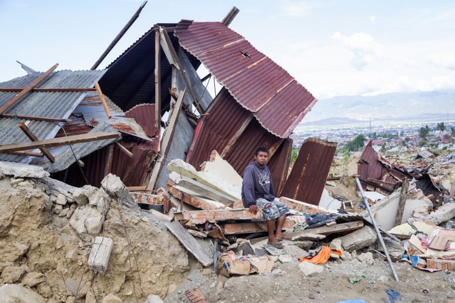 Ronald (32 ans) devant l’atelier de réparation automobile de son père, à Palu. Son père est mort : il a été aspiré dans un gouffre à la suite du séisme au large de Palu, le 28 septembre. Photo : Andri Tambunan/Oxfam