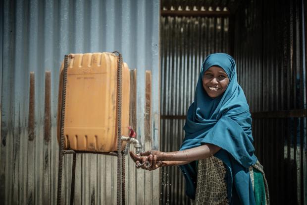 Aisha es una de las promotoras de salud comunitaria de Docoloha. Junto con otras mujeres,  se encarga de capacitar en temas de higiene, manejo de agua y desechos. Crédito: Pablo Tosco / Oxfam