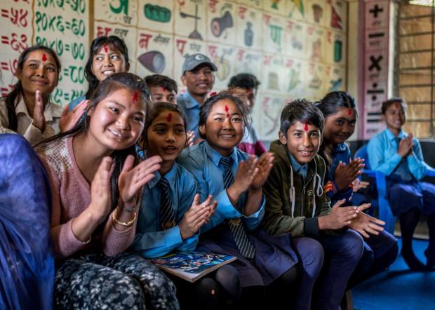 Les élèves du club pour enfants du lycée d'un village du district de Nepalgunj au Népal, où le partenaire d'OXFAM, SAC, travaille à l'évolution des questions de genre afin de protéger et d'autonomiser les filles, de promouvoir l'éducation inclusive,  de réduire le nombre de mariage précoces et de lutter contre la violence à l'égard des femmes. Crédit : Aurélie Marrier d'Unienville / Oxfam