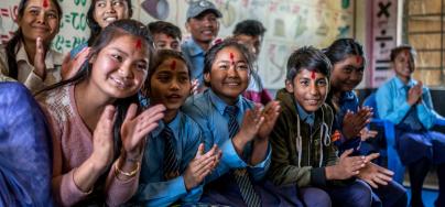 Estudiantes de secundaria en el club infantil de una aldea en el distrito de Nepalgunj, Nepal. Donde el socio de OXFAM SAC, trabaja en la transformación de género para proteger y empoderar a niñas, promover la educación inclusiva y reducir el matrimonio infantil y la violencia contra las mujeres. Crédito: Aurélie Marrier d'Unienville / Oxfam