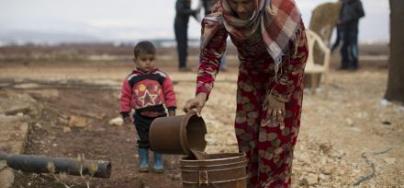 Hanna, 20 ans, et son fils Mohamed, dans un campement de forture pour réfugiés syriens dans la vallée de la Bekaa, au Liban. Photo: Sam Tarling/Oxfam