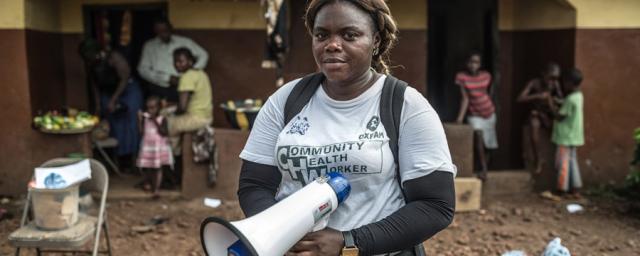 Aminata es una de las promotoras de salud comunitaria de Oxfam en Sierra Leona. Enseña a la comunidad a prevenir el ébola y a identificar sus síntomas. Foto: Pablo Tosco/Oxfam