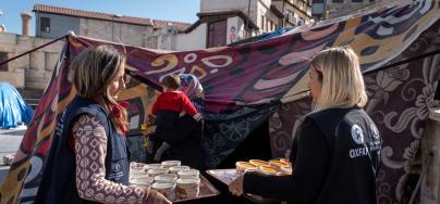 Two Women, distribute the meals prepared in the Nahıl Guesthouse.