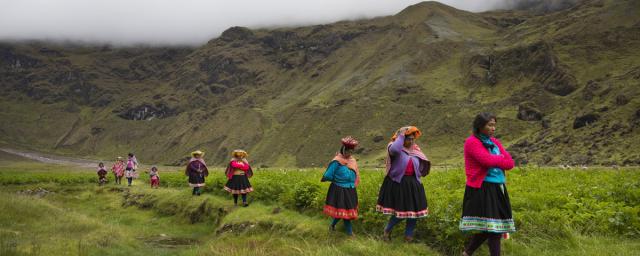 Mujeres indígenas de los Andes peruanos durante una capacitación de la escuela de campo para agricultores sobre plagas, en Nusta Pakana, a 4000 m. Crédito: Ilvy Njiokiktjien / Oxfam