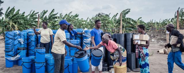 El personal de Oxfam distribuye kits de higiene en el campamento de reasentamiento de Maxquiri Alto como parte de las actividades de respuesta de emergencia de Idai. Crédito: Micas Mondlane / Oxfam