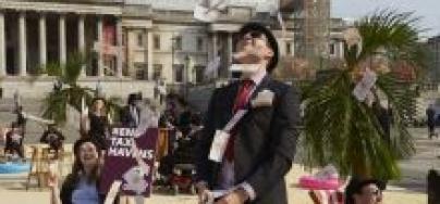 Au lendemain du scandale des Panama Papers en 2016, des militant·e·s ont transformé Trafalgar square, à Londres, en un paradis fiscal tropical afin de pousser les dirigeant·e·s mondiaux à agir contre l’évasion fiscale. Photo : Andy Hall/Oxfam