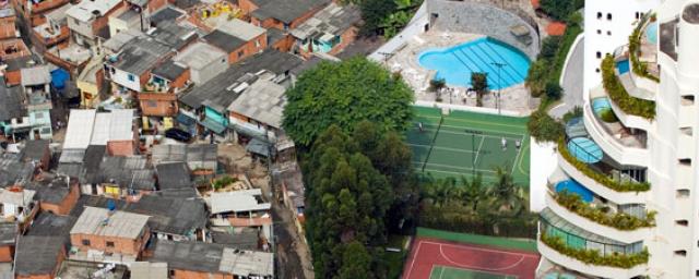 The Paraisópolis favela borders the affluent district of Morumbi in São Paulo, Brazil (2008). Photo: Tuca Vieira