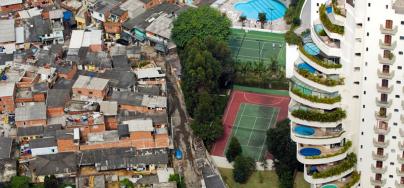 La favela de Paraisópolis limita con el afluente distrito de Morumbi en São Paulo, Brasil (2008). Foto: Tuca Vieira