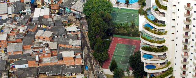 The Paraisópolis favela borders the affluent district of Morumbi in São Paulo, Brazil (2008). Photo: Tuca Vieira